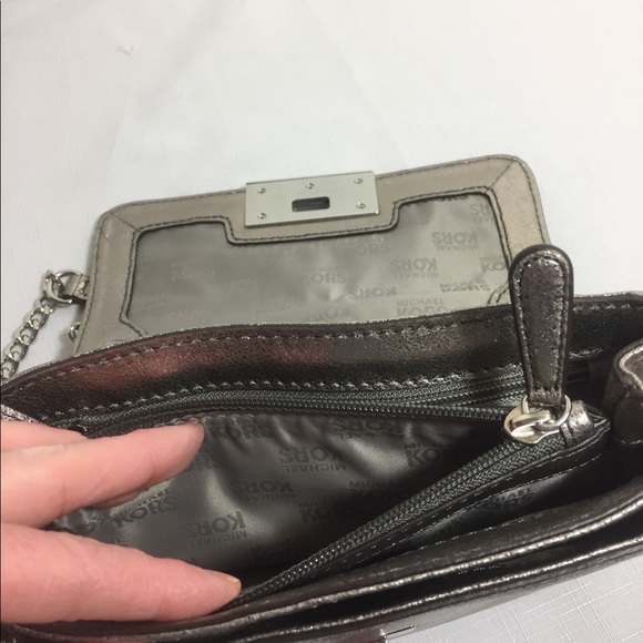 Micheal kors crossbody Metallic Silver purse zippe - Picture 7 of 8